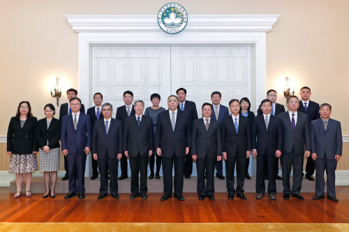 1516259750197019574.jpg 澳门特首崔世安会见袁宏永教授等专家.jpg