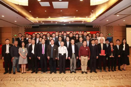 1554259809837019866.jpg 2.获奖代表与评委会主席团合影.jpg