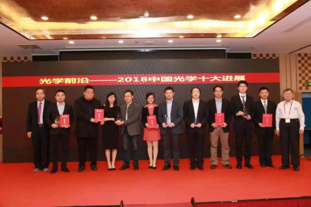 1554259722154042638.jpg 1.鲁巍、白植豪领取奖杯与证书.jpg