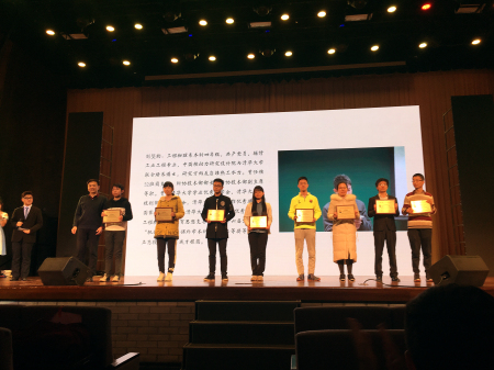 1544506321749097798.jpg 工物系党委书记周明胜老师为获奖学生颁发证书并合影留念.jpg