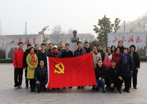 1515025783416021604.jpg 王杰烈士塑像前合影.jpg