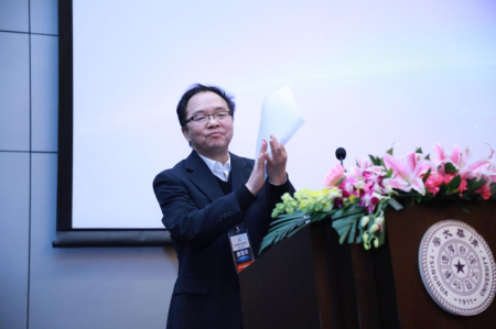 1575448317069039971.jpg 5. 唐劲天教授主持大会开幕式.jpg